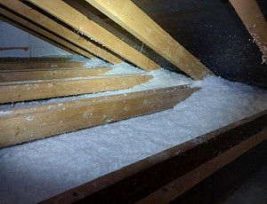 Zateplení stropu novostavby rodinného domu pomocí foukané izolace